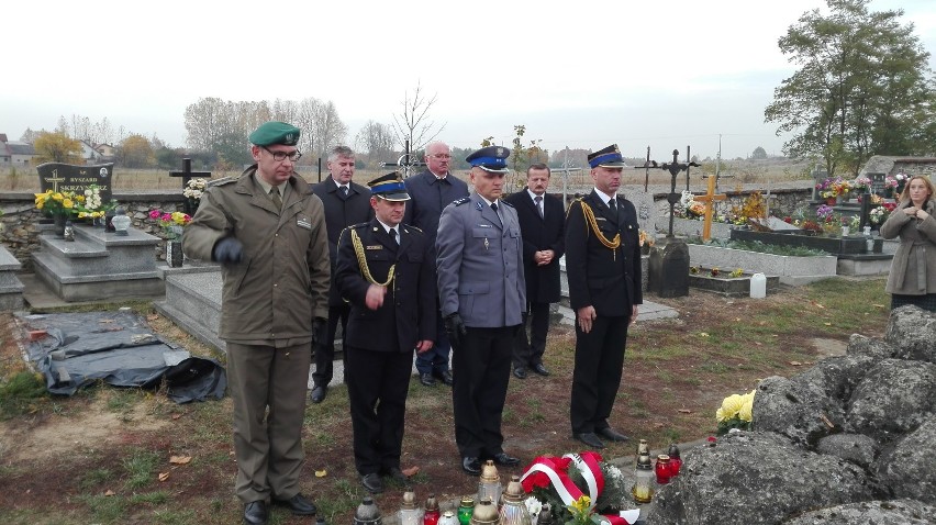 Żarki: Groby żołnierskie odwiedził wicewojewoda, wójt i przedstawiciele służb mundurowych [ZDJĘCIA]