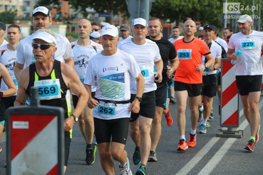 Maraton Szczeciński. Z Polic do Szczecina pobiegło ponad 500 biegaczy [FOTOGALERIA, WIDEO]