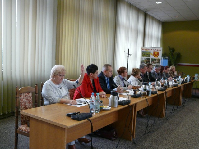 Rada Powiatu Łaskiego wygasiła mandat radnego. Przeciw głosowała jednak osoba