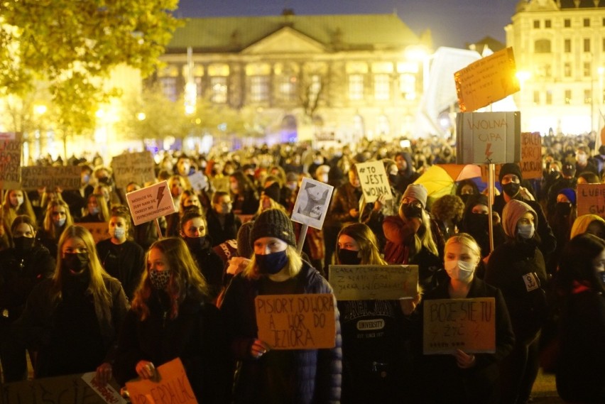 Tłumy na poznańskim placu Wolności. To kolejny dzień...