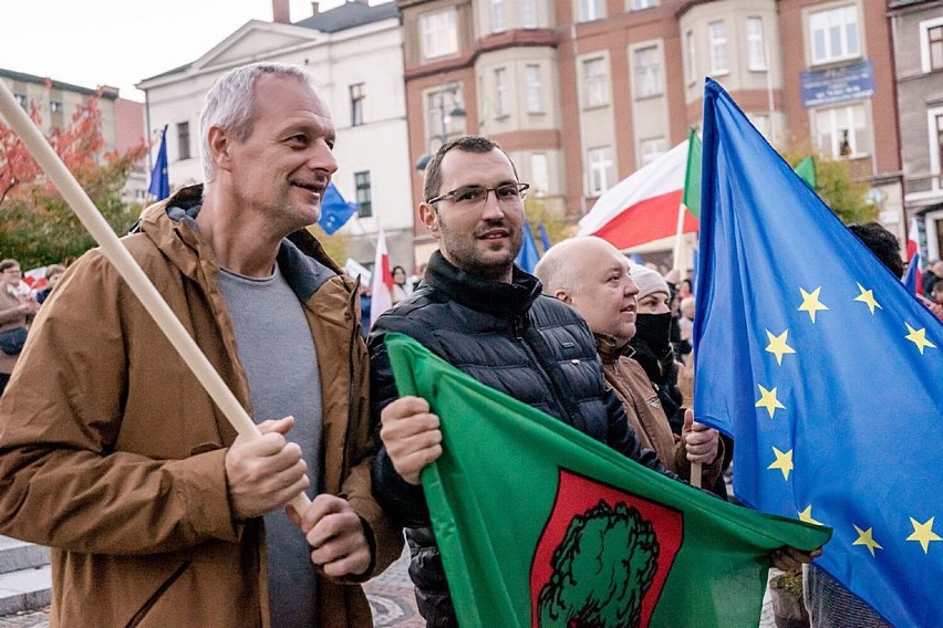 Wałbrzych: Wiec poparcia zwolenników pozostania Polski w UE (ZDJĘCIA)