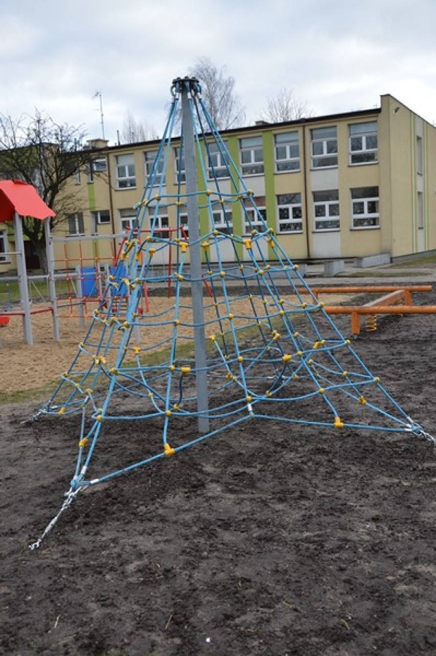 Nowy plac zabaw powstał w centrum Zduńskiej Woli. Wybudowany został przy boisku Szkoły Podstawowej nr 11 (ZDJĘCIA)