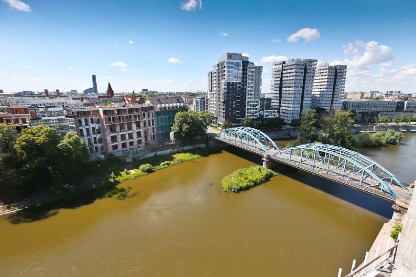 Z okien apartamentowców rozpościera się przepiękny widok na...