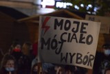 Protest kobiet w Wodzisławiu Śląskim. 2,5 tys. osób na ulicach skandowały "Myślę, czuję, decyduję!". Zobaczcie ZDJĘCIA