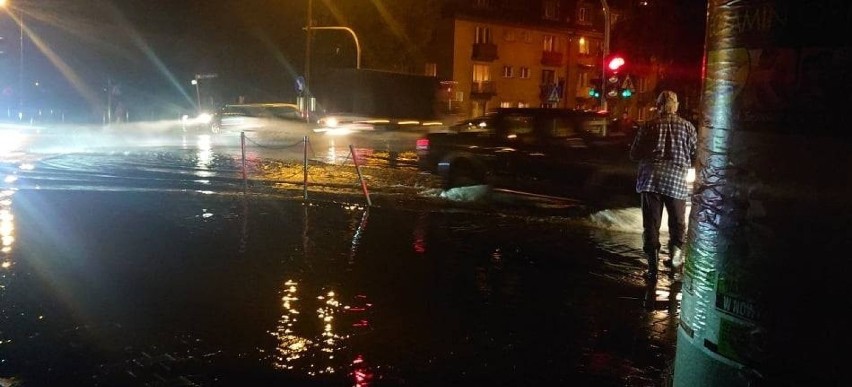 Nowy Targ. Intensywna ulewa zalała miasto. Główna ulica w mieście znalazła się pod wodą 