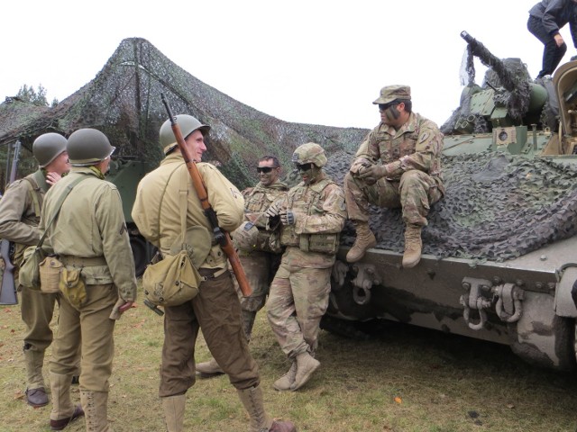 Muzeum to nie tylko sale ekspozycyjne. Przed nim odbywają się m.in. pikniki militarne