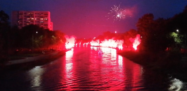 Pokaz pirotechniczny i rozświetlona Parsęta