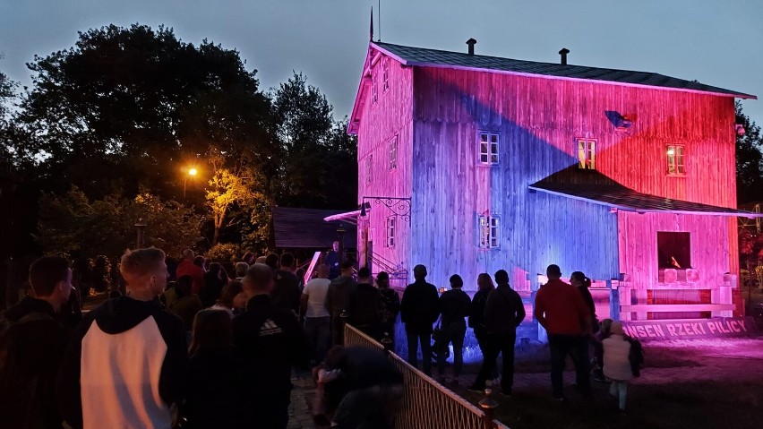 Barwne iluminacje w Skansenie Rzeki Pilicy i muzeum z okazji tomaszowskiej Nocy Muzeów [ZDJĘCIA]