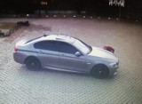 Kierowca BMW malował i mył auto pod muzeum w Osiecznej. Po naszej publikacji przyjechał i przeprosił