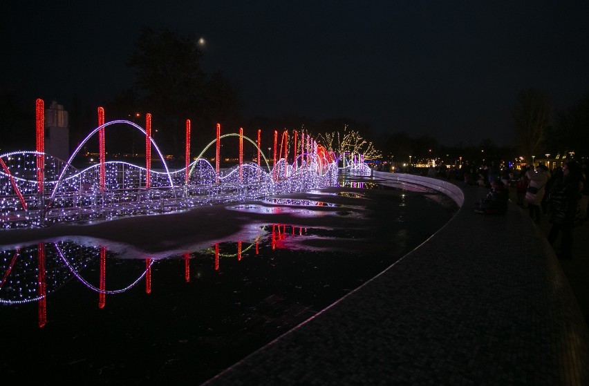 Warszawska iluminacja w Multimedialnym Parku Fontann. Tak wyglądał pierwszy świąteczny pokaz [ZDJĘCIA]