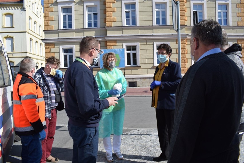 Radni z gminy Kłodzko z darami dla szpitala [ZDJĘCIA]