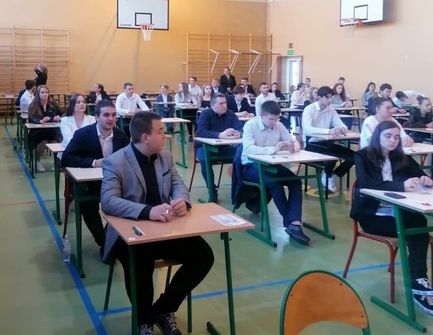 Matura 2022. W Zespole Szkół Ponadgimnazjalnych w Poddębicach zdaje ponad 60 uczniów ZDJĘCIA