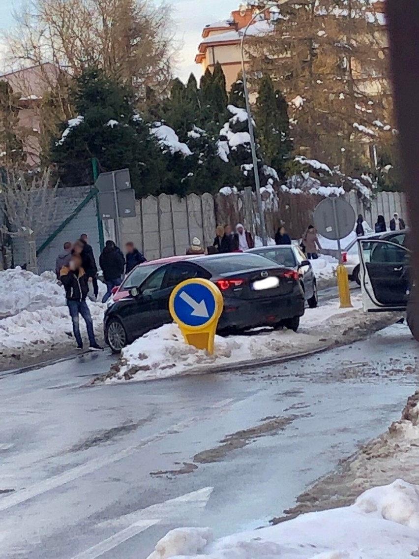 Utrudnienia w ruchu na ul. Sikorskiego w Jarosławiu. Przy wjeździe do galerii handlowej zderzyły się samochody [ZDJĘCIA]