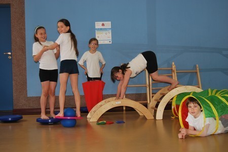 Podstawówki z Malborka otrzymały sprzęt do gimnastyki korekcyjnej w ramach projektu unijnego