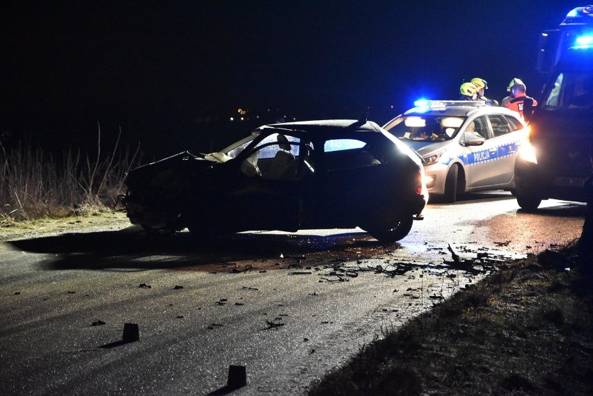 Gm. Malbork. Wypadek na odcinku drogi Kraśniewo-Cisy [ZDJĘCIA]. Cztery osoby trafiły do szpitali. Przyleciał śmigłowiec LPR