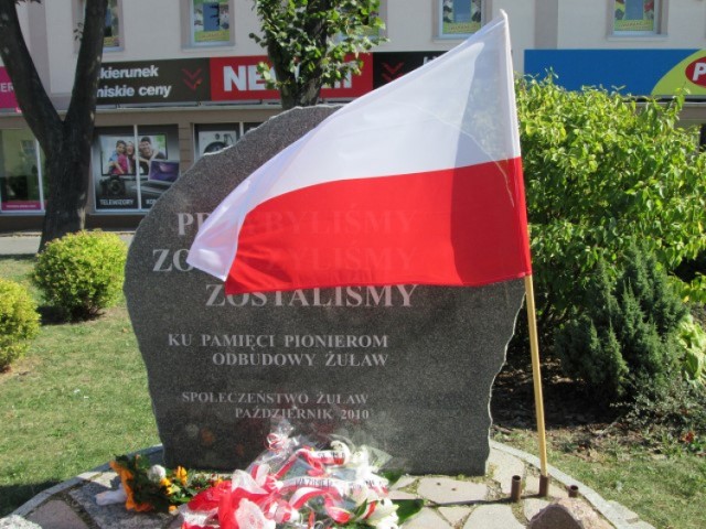 Nowy Dwór Gdański. Uroczystości pod obeliskiem upamiętniającym Żuławskich Osadników