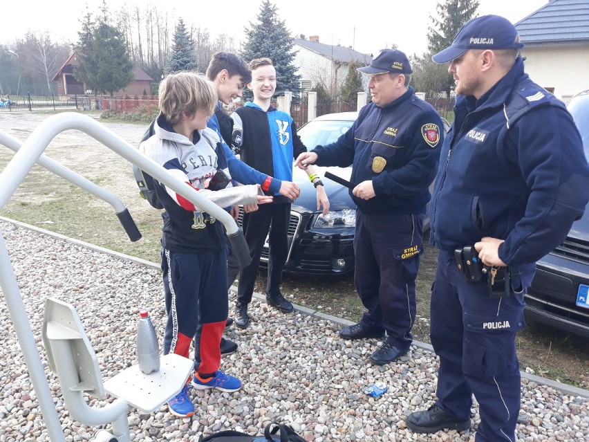 „Bezpieczna dzielnica” w powiecie aleksandrowskim. Działania policjantów ze strażnikami Straży Gminnej