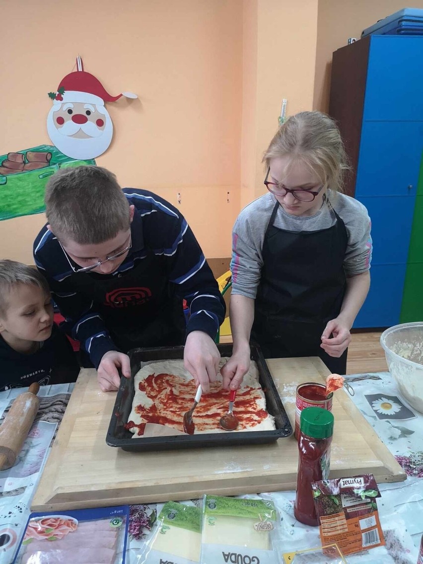 Uczyli się fachu pizzaiolo, czyli Światowy Dzień Pizzy w SOSW w Jaśle [ZDJĘCIA]