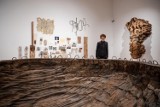 Kraków. „Ursula von Rydingsvard. Tylko sztuka". W MNK wystawa prac amerykańskiej rzeźbiarki 