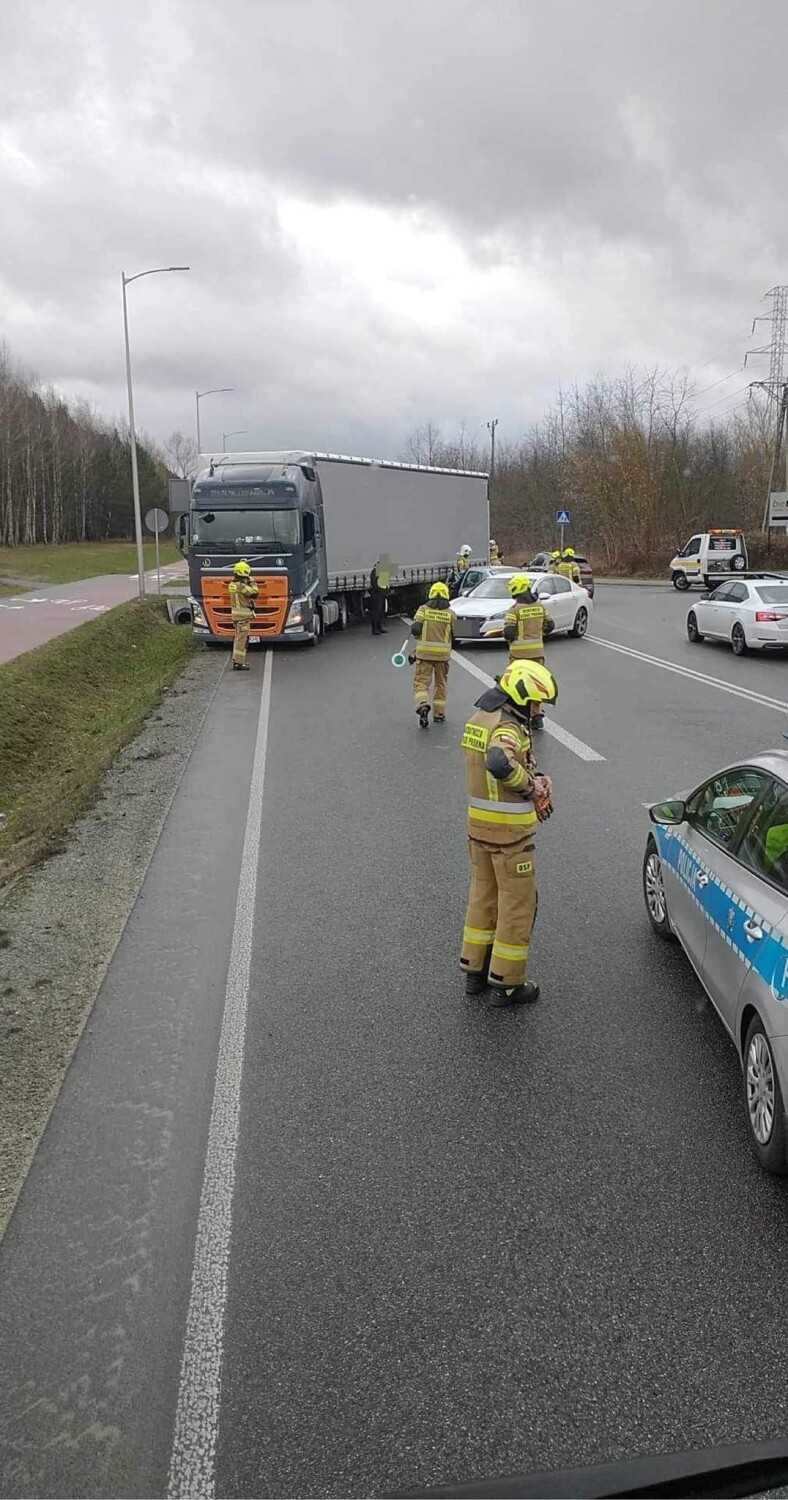 Wypadek w gminie Kamieńsk. Zderzenie osobówki z ciężarówką w Ruszczynie. ZDJĘCIA