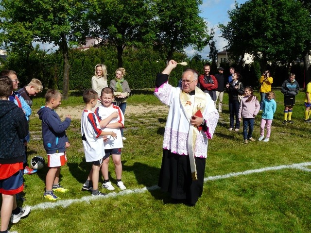 Boisko zostało oddane, poświęcone, a chwilę później rozegrano mecz