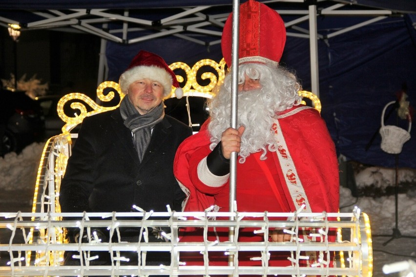 Święty Mikołaj przyjechał do Opatowa. Była piękna zabawa na opatowskim rynku i rozświetlenie choinki
