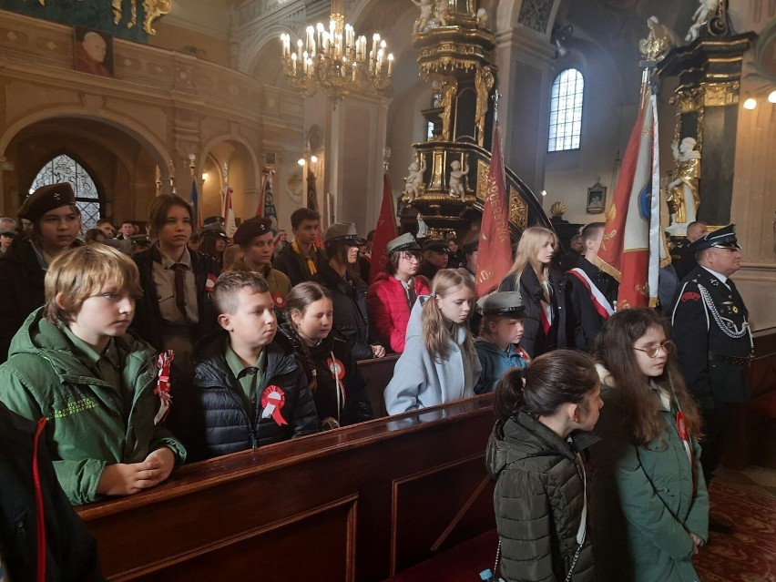 Uroczysta msza święta w kościele pod wezwaniem Świętego Jana...