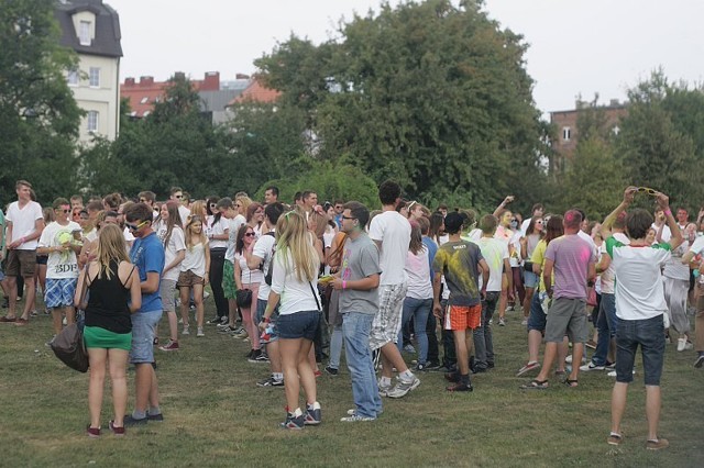 Holi Open Air Poznań - rzucali się kolorowymi farbami!