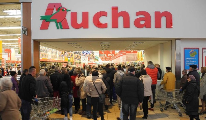 Czy Auchan jest otwarty 1, 2 lub 3 maja? [godziny otwarcia w...