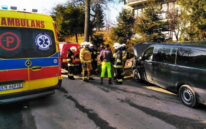 Wypadek pod Łąckiem. Dwa dostawczaki zderzyły się na górskiej drodze