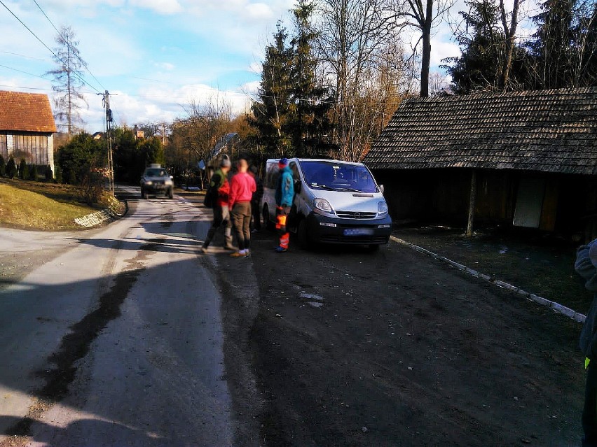 Wypadek pod Łąckiem. Dwa dostawczaki zderzyły się na górskiej drodze