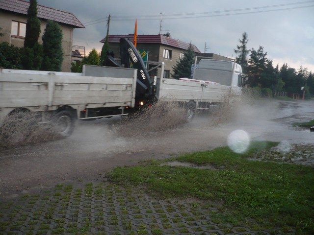 Zdjęcia ulicy Naramowickiej podczas deszczu