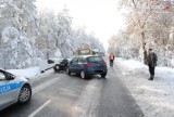 Tragiczny wypadek na DW 789 w Żarkach. W zderzeniu czołowym na Koziegłowskiej zginął kierowca opla corsy [ZDJĘCIA]