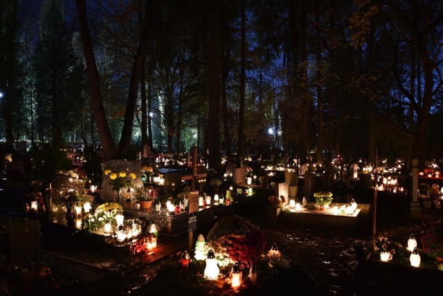 W Zaduszki cmentarz Opole-Półwieś był niemalże tak tłoczny, jak we Wszystkich Świętych. Przynajmniej w ciągu dnia. Po zmroku było tam znacznie mniej ludzi. Ale blask pozostawionych przez nich świec nadał największej nekropolii w mieście niezwykłego wyrazu.