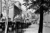 Powódź w Pleszewie w 1985 roku. Po trzech dniach ulewnych deszczów, Ner opuścił rury. Woda wdarła się do miasta