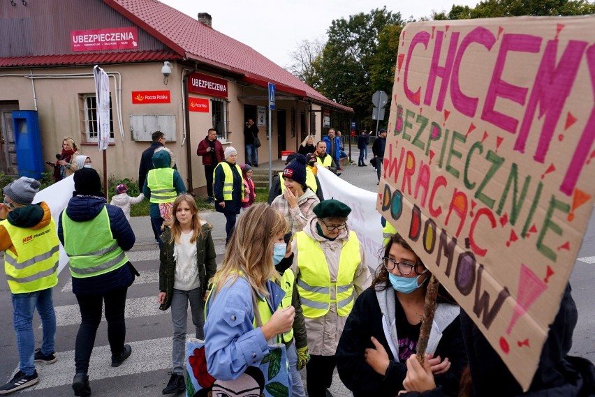 Mieszkańcy Krężnicy Jarej wyszli na ulice w geście protestu. Domagają się poprawy bezpieczeństwa na drogach