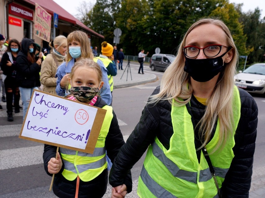 Mieszkańcy Krężnicy Jarej wyszli na ulice w geście protestu. Domagają się poprawy bezpieczeństwa na drogach