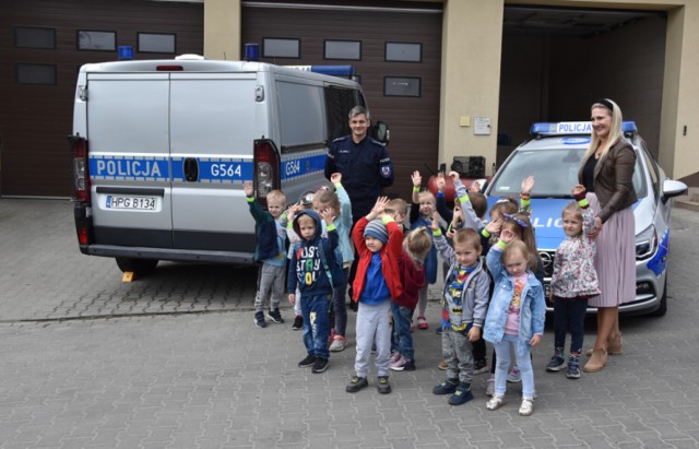 Dzieci z Przedszkola nr 1 w Bochni miały okazję przekonać się, jak wygląda praca policjantów