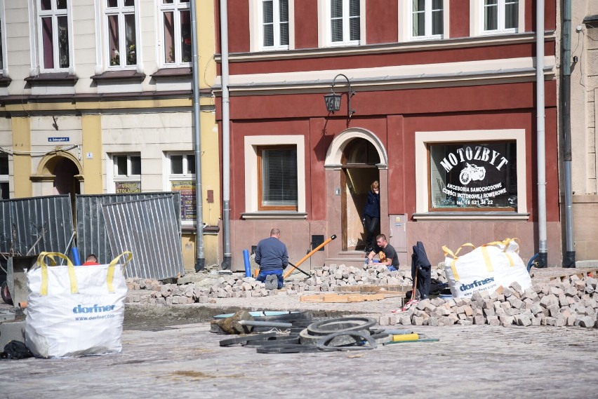 Remont na płycie jarosławskiego Rynku. Widać już duże postępy [ZDJĘCIA]