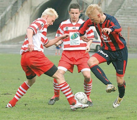 W derbowym meczu piłkarze Szczakowianki (z lewej) przegrali z ambitnie walczącą Polonią. Fot. M. Suchan