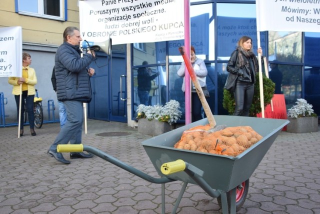 Apartamentowiec w miejscu częstochowskiego "Ryneczku"? Kupcy protestują przed urzędem miasta