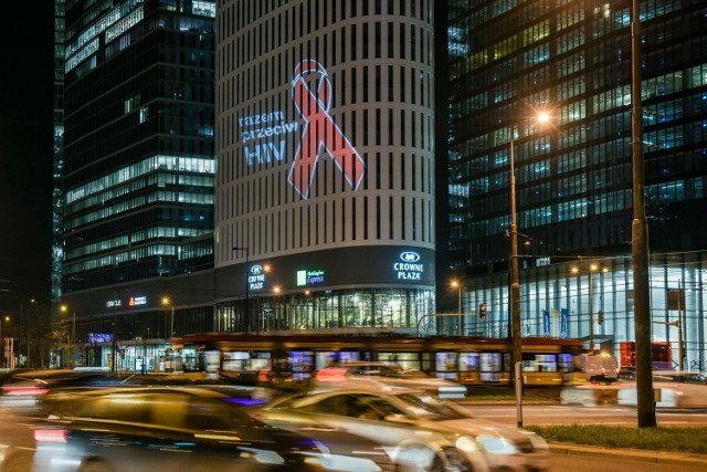 Symbolem świadomości AIDS i wsparcia dla pacjentów jest czerwona wstążka. Pod koniec listopada widzimy ją częściej, gdyż światowy dzień tej choroby przypada na 1 grudnia. Na zdjęciu: czerwona kokardka w Warszawie w 2020 r.