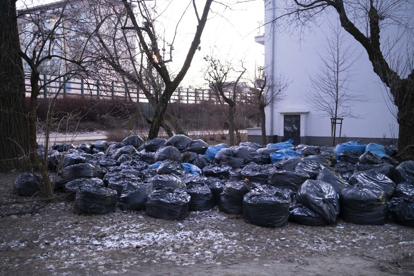 Odbiór śmieci nie taki oczywisty. Zgrabili liście jesienią, ale plastikowe worki leżą na ulicach do dziś