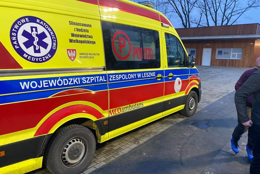 Wypadek na miejskim lodowisku w Lesznie. Pomocy udzielili ratownicy medyczni ZDJĘCIA