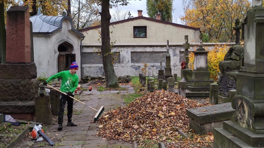 Przed Wszystkich Świętych w Piotrkowie 2021: Ruch na...