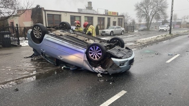 Strażacy interweniowała po tym, jak dachowała mazda, która uderzyła w elkę