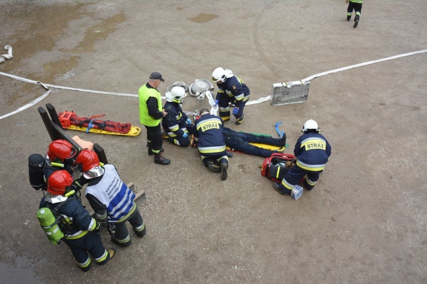 Ćwiczenia strażaków w grodzie rycerskim w Byczynie