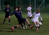 Centralna Liga Juniorów. Kibice obserwowali derbowe spotkanie FASE – Pogoń z parkingu. Była walka, zabrakło bramek [WIDEO, ZDJĘCIA]