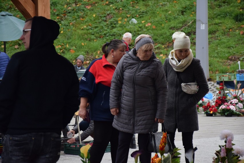 Targowisko w Obornikach. Oborniczanie na zakupach przed Wszystkimi Świętymi