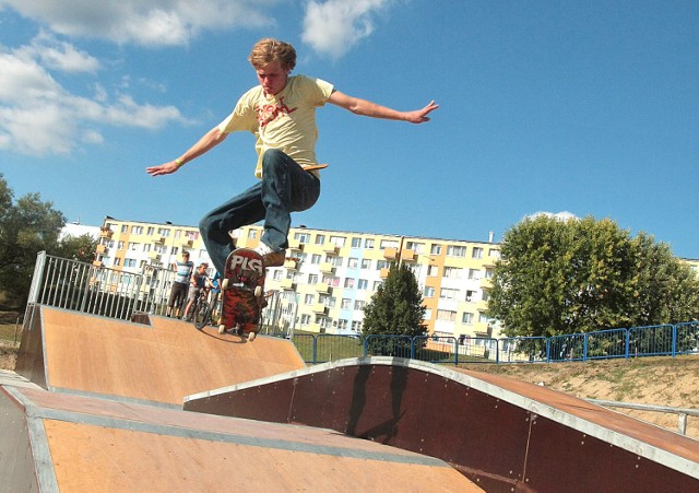 Jednym z pierwszych pomysłów wydania pieniędzy z budżetu obywatelskiego jest zabezpieczenie skateparku. Na zdjęciu: Marcin Ceronik, jeden ze stałych bywalców placu.